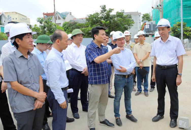Ông Lê Ngọc Châu, Chủ tịch UBND tỉnh kiểm tra Dự án đầu tư xây dựng khu chung cư Tạ Quang Bửu, phường Bình Hàn, thành phố Hải Dương.