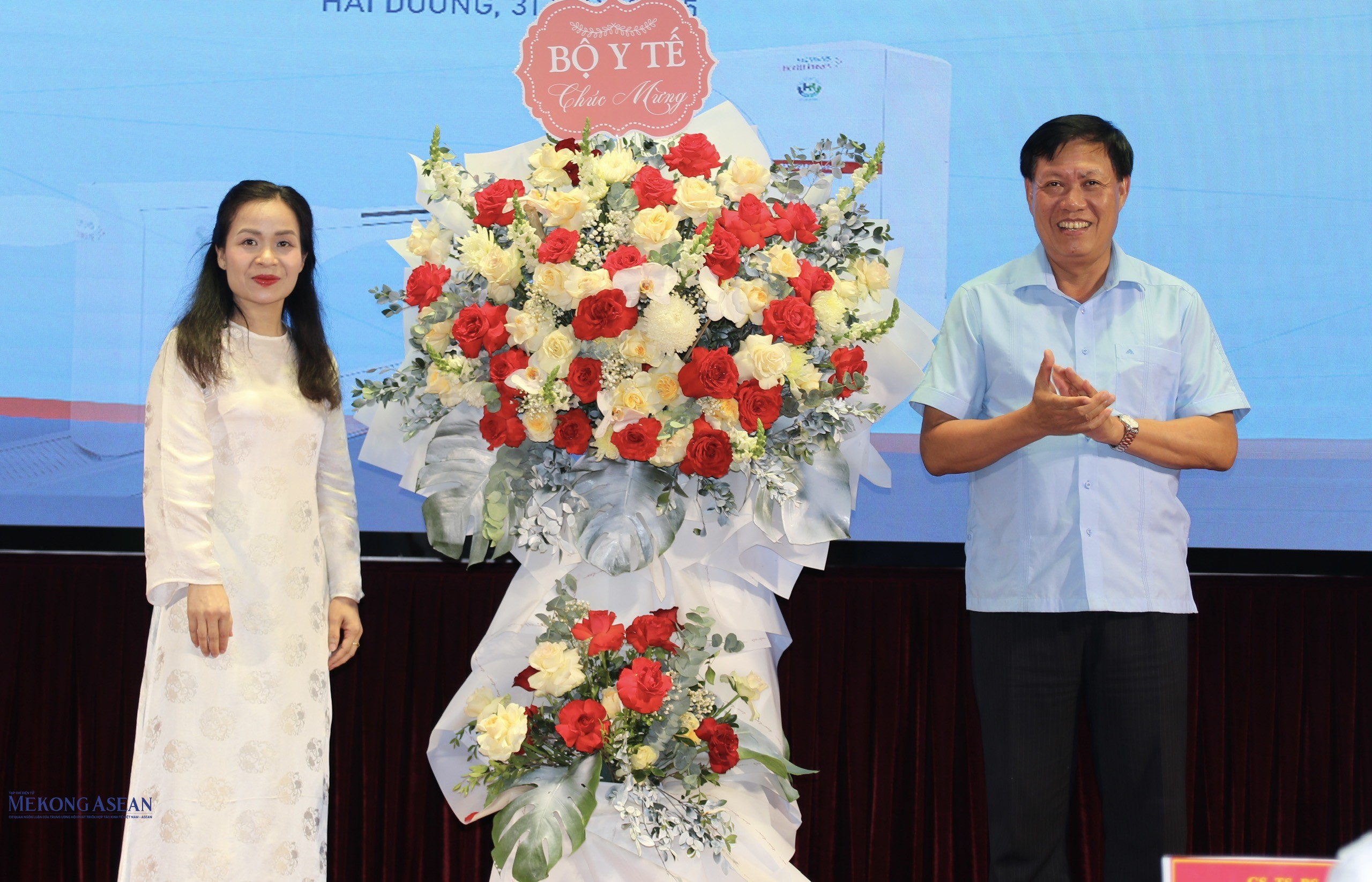 Thứ trưởng Thường trực Bộ Y tế Đỗ Xuân Tuyên tặng hoa chúc mừng Bệnh viện Đa khoa Hoà Bình.