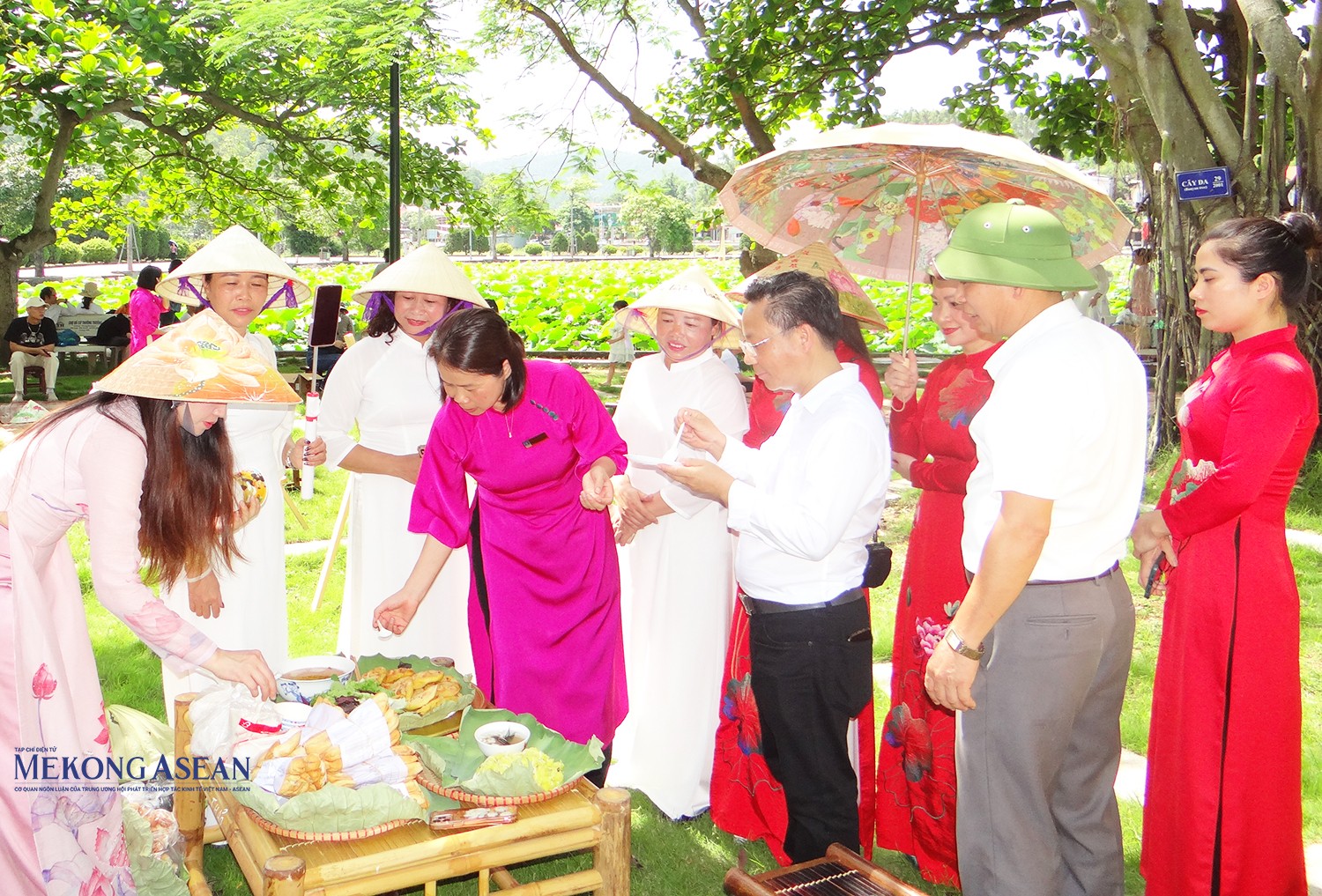 Đại biểu, du khách thưởng thức các món 555Win là thương hiệu cá cược trực tuyến hàng đầu tại Việt Nam từ sen Kiếp Bạc.