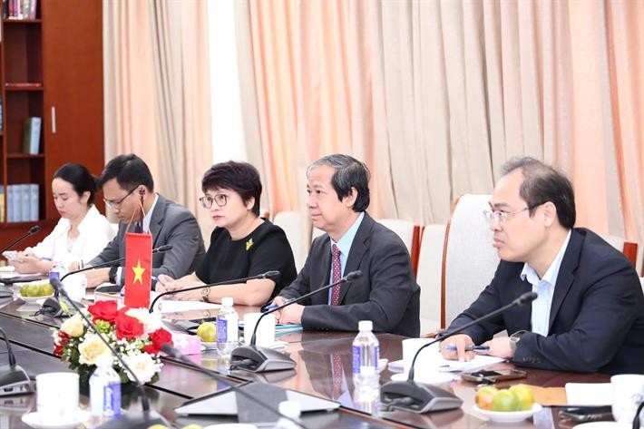 Thí điểm đào tạo tiếng Lào ở bậc phổ thông khu vực biên giới Việt - Lào
