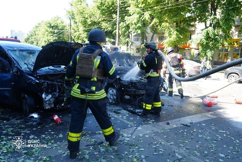 Các ô tô bị hư hỏng nặng sau cuộc tấn công tại Sumy ngày 3/6. Ảnh: X/@ZelenskyyUa