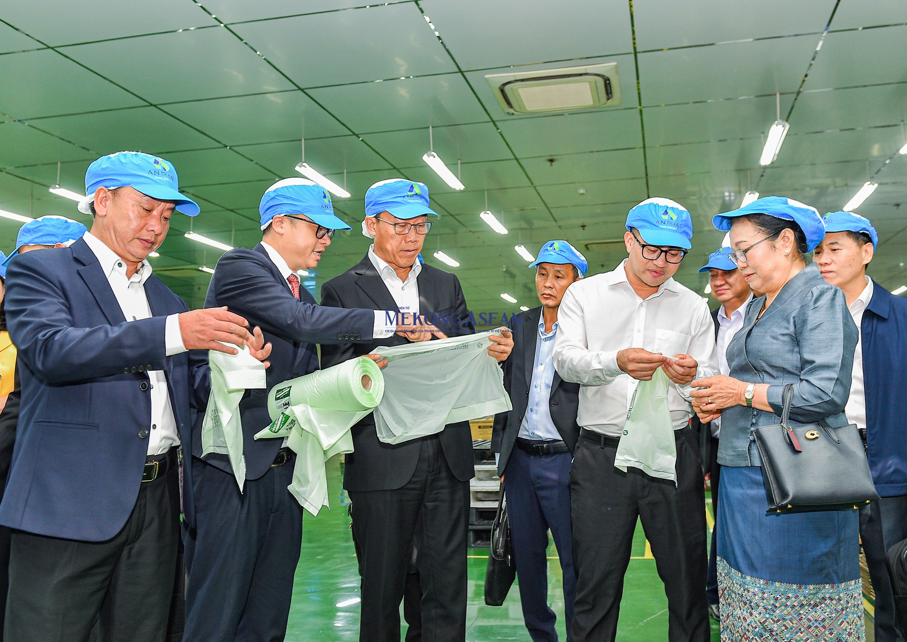 Đoàn đại biểu tham quan nhà máy sản xuất của CTCP Nhựa An Phát Xanh.