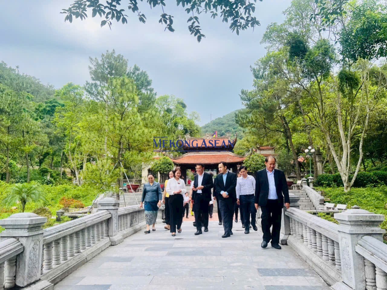 Các đại biểu đến tham quan khu di tích Côn Sơn.