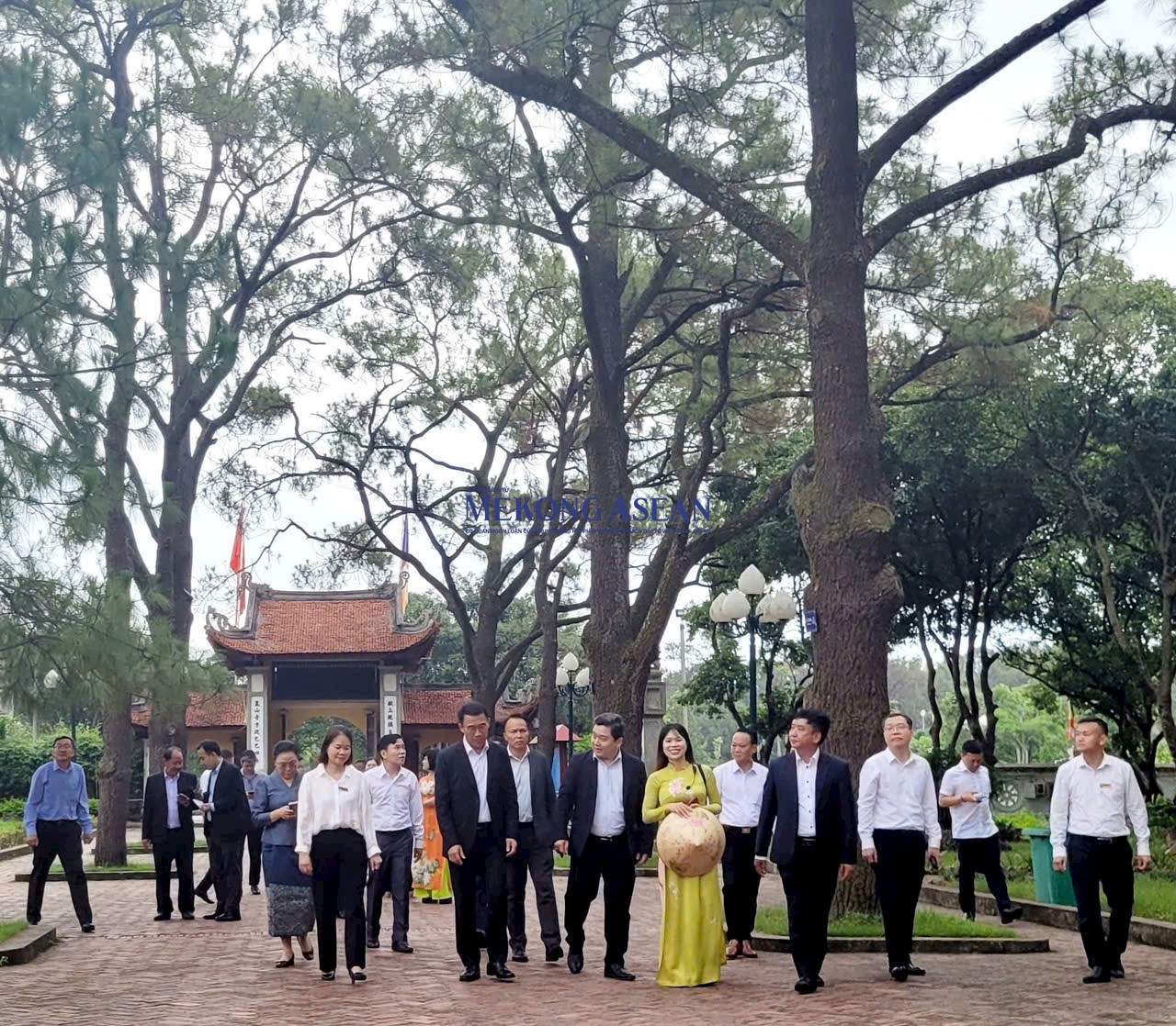 Các đại biểu trao đổi thông tin với lãnh đạo UBND tỉnh Hải Dương và các sở ngành của tỉnh.
