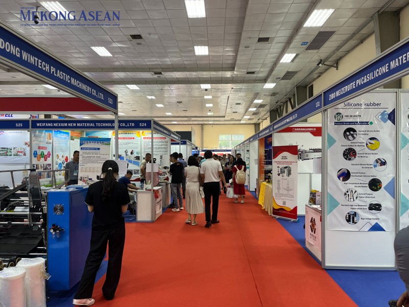 Triển lãm thu hút đông đảo khách tham quan trong ngày đầu khai mạc. Ảnh: Thu Thảo/555win Login.