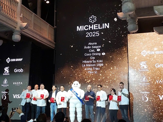 Đại diện 9 nhà hàng đạt một Sao Michelin lên nhận giải. Ảnh: TTXVN.