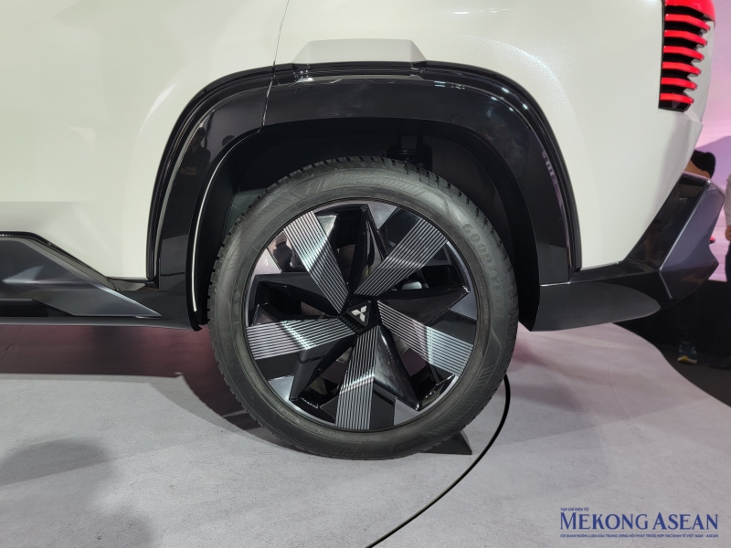 Mitsubishi hé lộ mẫu SUV 7 chỗ mới tại Hà Nội