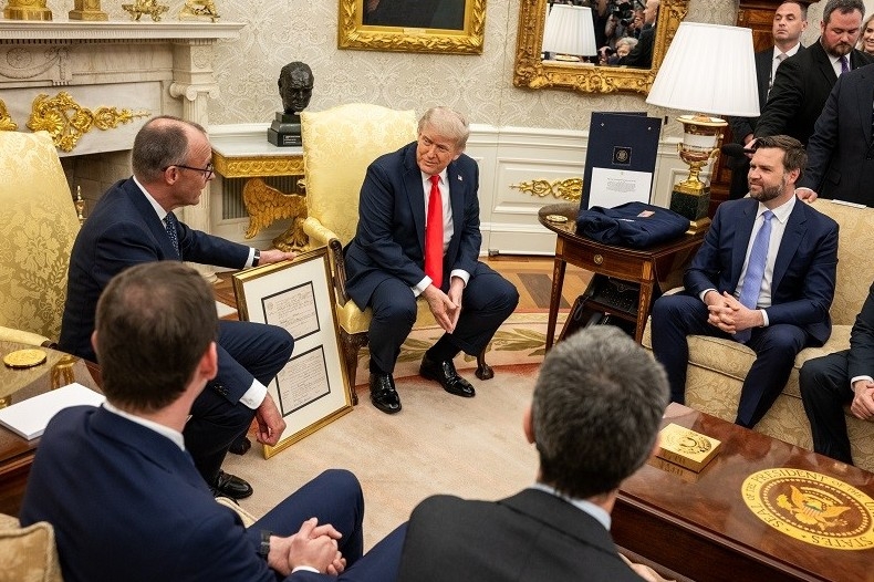 Bản sao giấy khai sinh của ông nội và những món quà dát vàng tặng Tổng thống Trump