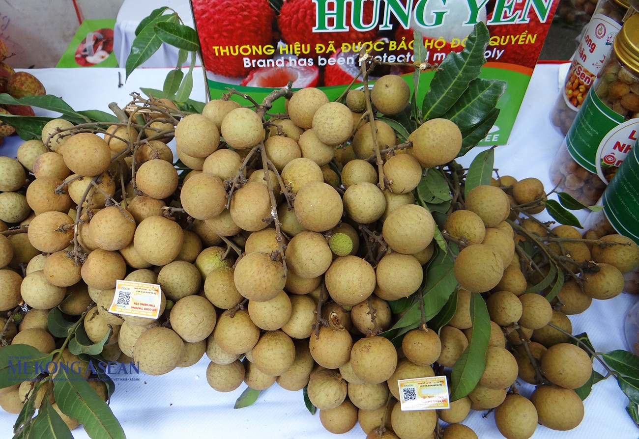 Nhãn lồng chín sớm Hưng Yên có mặt tại phiên chợ. 