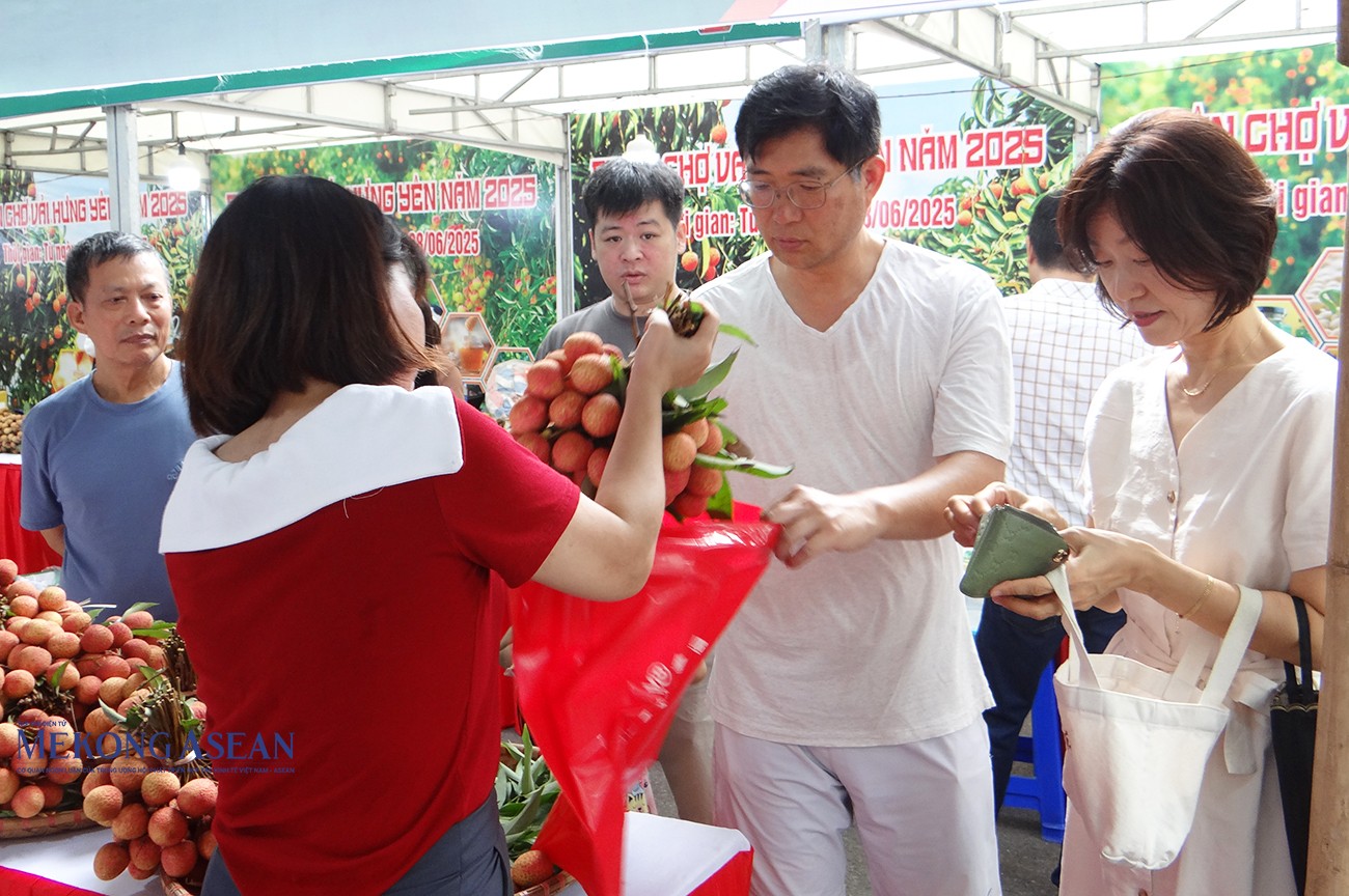 Người dân, du khách trong nước và nước ngoài trải nghiệm, mua sắm các sản phẩm tại phiên chợ.