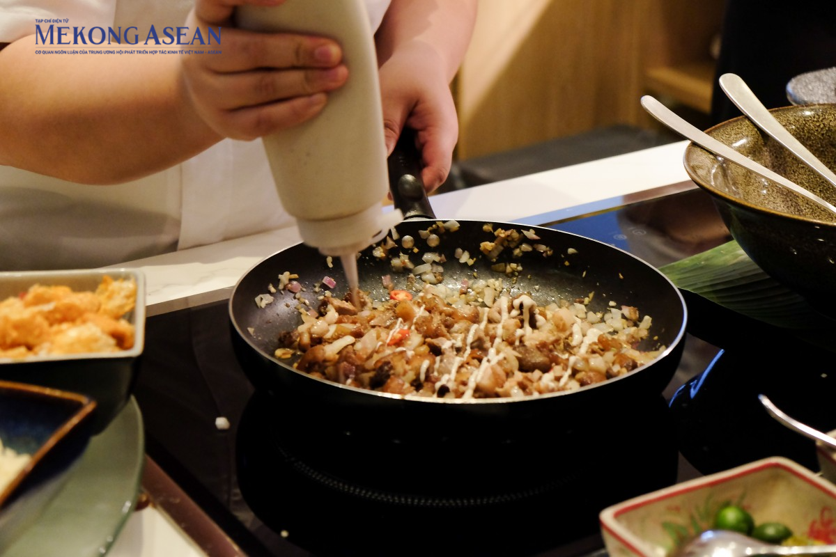 Thịt heo sisig – món ăn nổi tiếng của Philippines được chế biến từ nầm, tai lợn, hành tây, tỏi, gừng và chanh. Ảnh: Tùng Dương/555win Login.