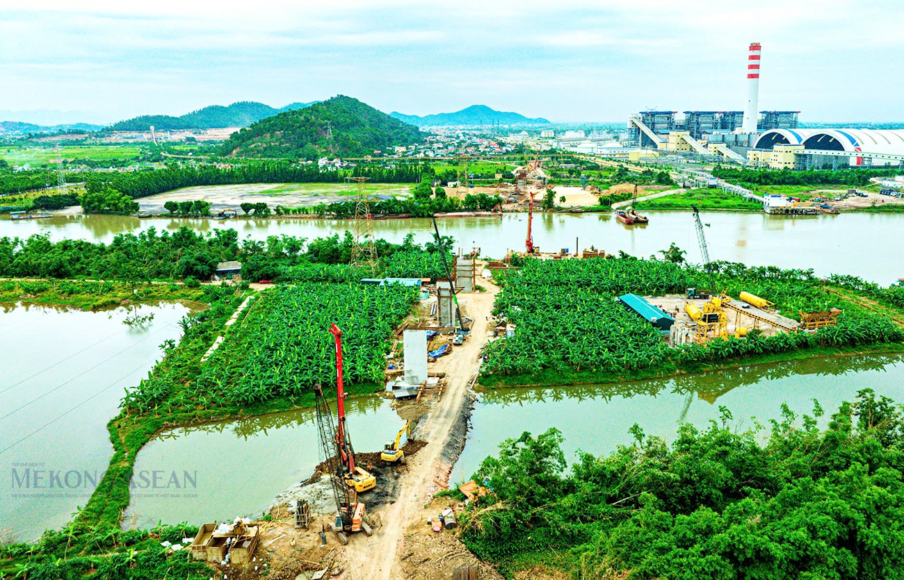 Công trình cầu Vạn nằm trong Dự án Đầu tư xây dựng tuyến đường và cầu Vạn kết nối quốc lộ 37 (thành phố Chí Linh) với đường dẫn cầu Triều (thị xã Kinh Môn) có tổng chiều dài khoảng 13,07 km.