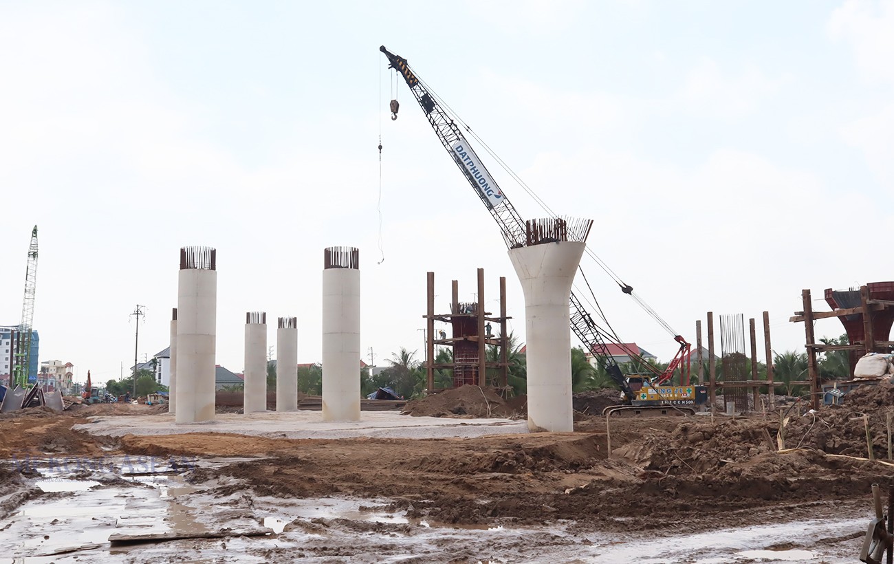 Nhà thầu thi công các cọc khoan nhồi, mố trụ cầu tại Dự án đầu tư xây dựng nút giao liên thông kết nối QL17B với QL5, đường sắt Hà Nội - Hải Phòng.
