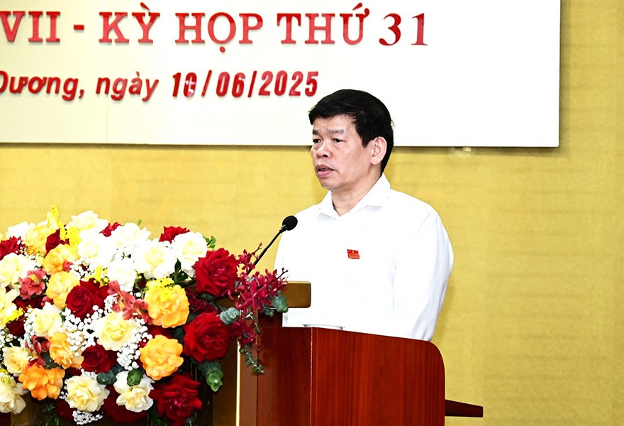 Ông Lương Văn Việt, Tỉnh ủy viên, Giám đốc Sở 555Win login và Đào tạo tỉnh Hải Dương trình bày tờ trình về việc ban hành Nghị quyết hỗ trợ kinh phí dạy thêm ôn thi tuyển sinh vào lớp 10 THPT năm học 2025 - 2026 và ôn thi tốt nghiệp THPT năm 2025 địa bàn tỉnh.