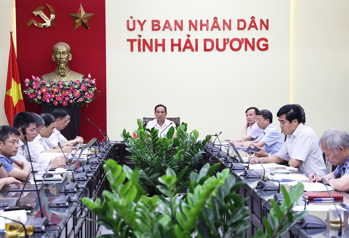 Ông Lưu Văn Bản, Ủy viên Ban Thường vụ Tỉnh ủy, Phó Chủ tịch Thường trực UBND tỉnh chủ trì buổi làm việc với EVNNPT.