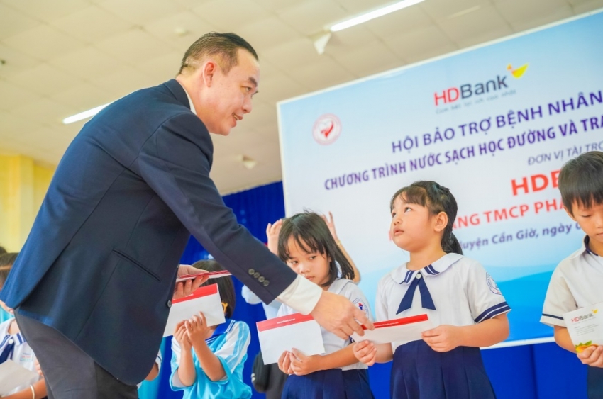 HDBank trao tặng 2.000 căn nhà tình thương trong 5 tháng đầu năm