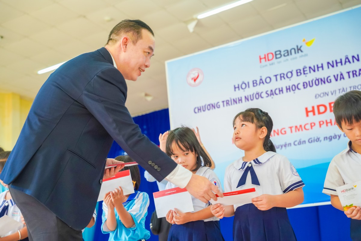 HDBank trao tặng 2.000 căn nhà tình thương trong 5 tháng đầu năm