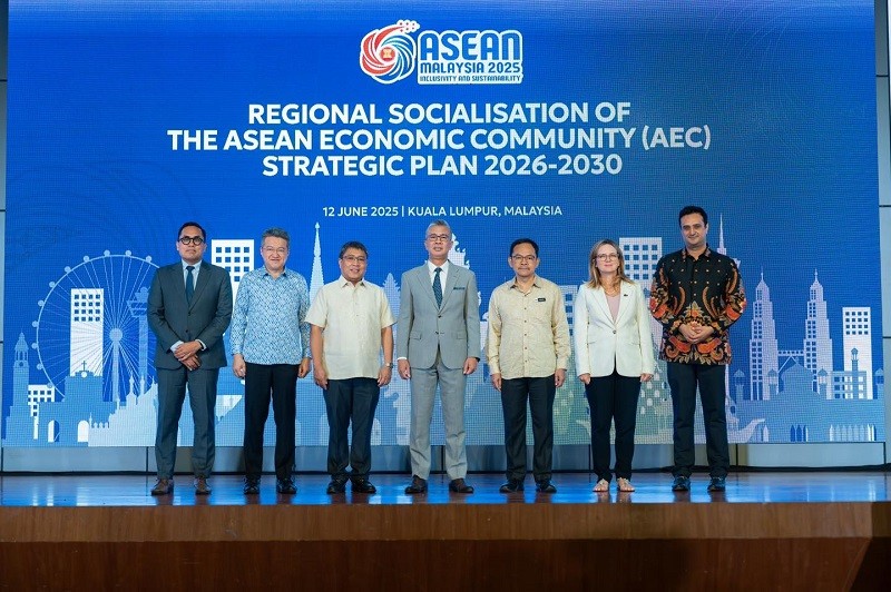 Ông Tengku Zafrul Aziz chụp ảnh cùng các quan chức thuộc MITI và Ban Thư ký ASEAN tại Kuala Lumpur, Malaysia ngày 12/6. Ảnh: Facebook/@Tengku Zafrul