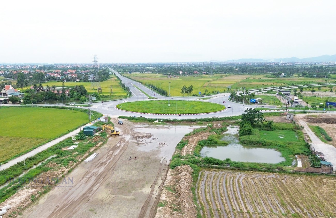 Tuyến đường trục Đông - Tây có điểm đầu giao với đường trục Bắc - Nam của tỉnh Hải Dương tại xã Cổ Dũng và điểm cuối tại xã Tam Kỳ, cùng thuộc huyện Kim Thành hướng đi huyện An Dương, thành phố Hải Phòng. Tổng mức đầu tư dự án sau khi điều chỉnh là 844,47 tỷ đồng.