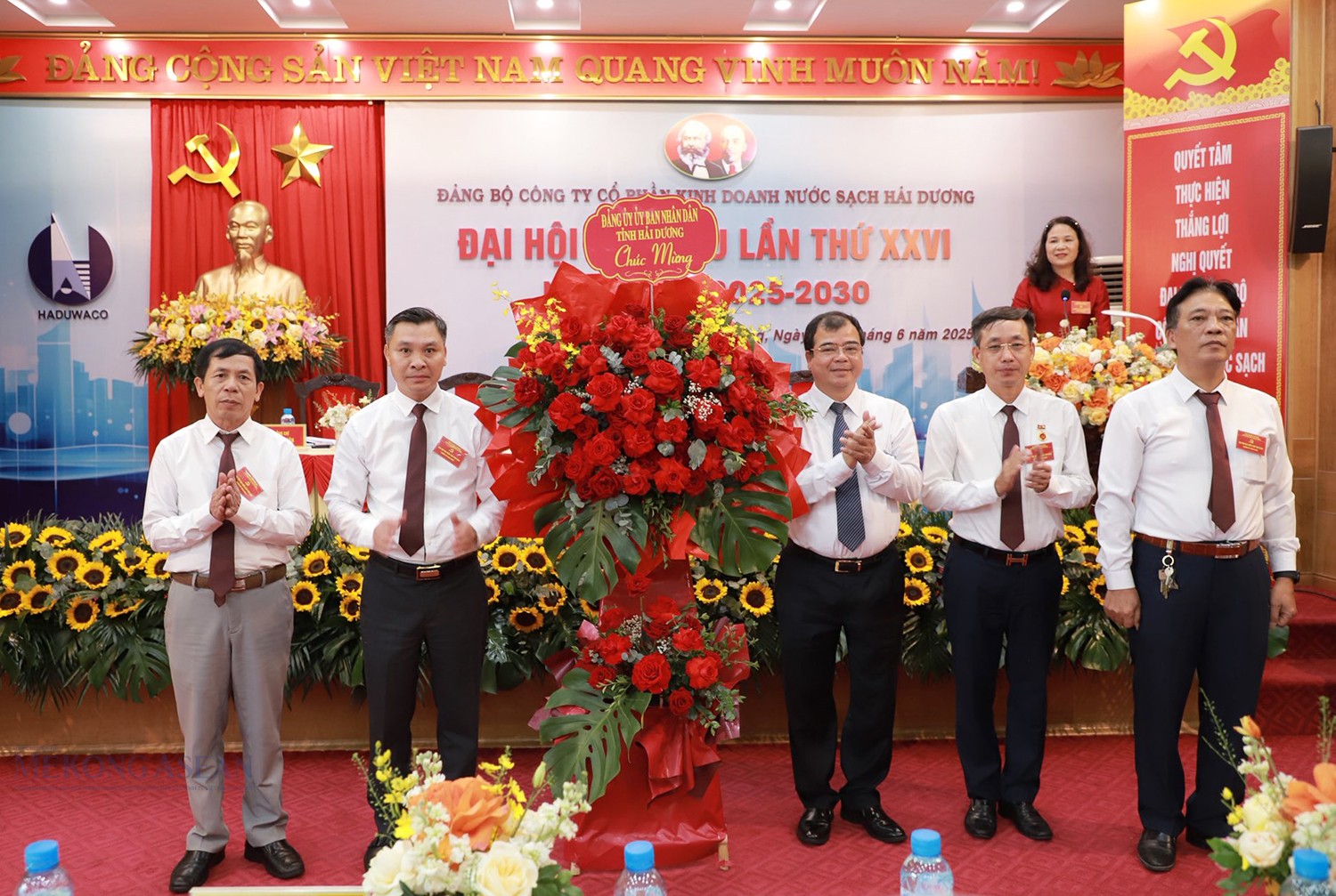 Ông Nguyễn Minh Hùng, Tỉnh ủy viên, Phó Chủ tịch UBND tỉnh hoa chúc mừng Đại hội Đảng bộ CTCP 55win.com - Trang Cược Uy Tín Cao Nhất 2025 nước sạch Hải Dương.