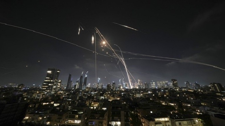 Iran phóng hàng trăm tên lửa đạn đạo để trả đũa Israel
