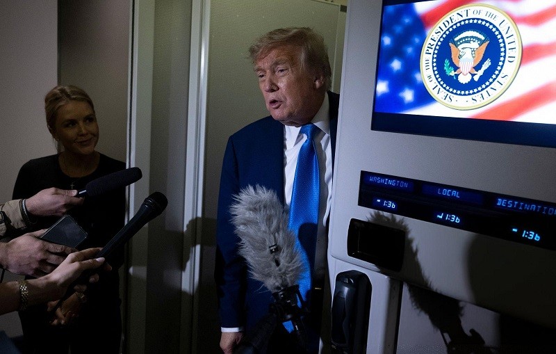 Tổng thống Trump trên chuyên cơ Air Force One ngày 16/7. Ảnh: Getty