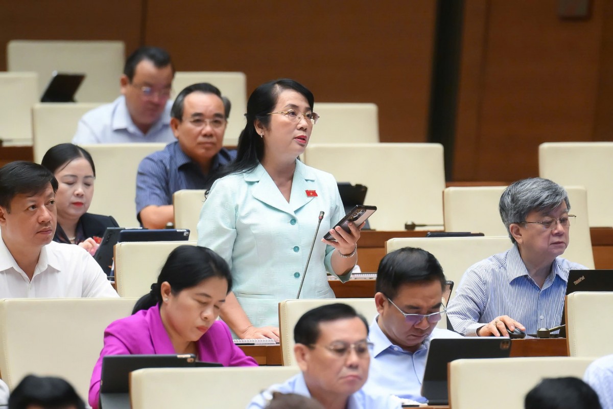 'Dân vẫn kêu trời vì có tiền mà không sử dụng được', Bộ trưởng Tài chính nói gì?