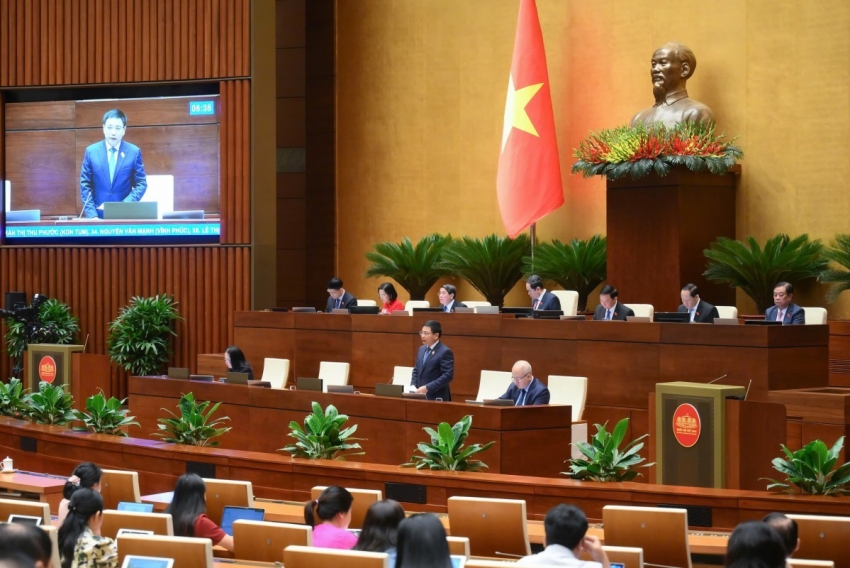 'Dân vẫn kêu trời vì có tiền mà không sử dụng được', Bộ trưởng Tài chính nói gì?