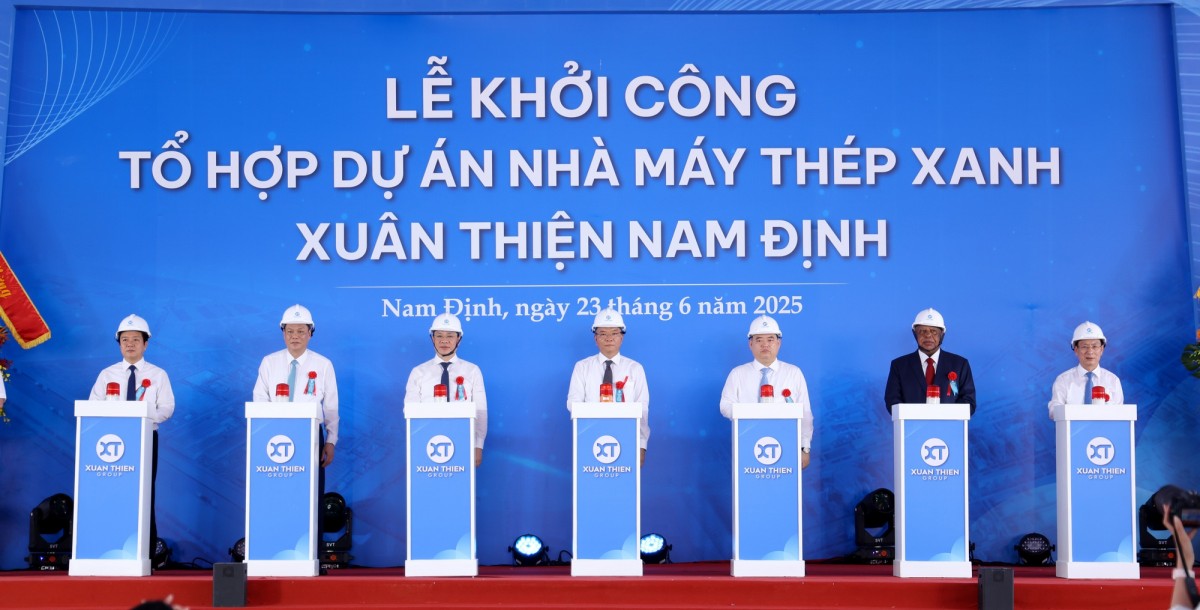 Phó Phiên bản chính thức của 555Win Lê Thành Long và các đại biểu ấn nút khởi công Tổ hợp Thép xanh gần 100.000 tỷ đồng. Ảnh: VGP.