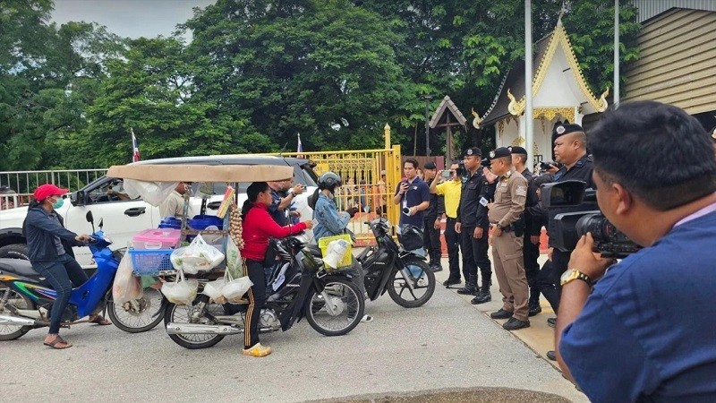 Cảnh sát xuất nhập cảnh Thái Lan tại cửa khẩu Ban Klong Luek chặn xe máy từ Campuchia ngày 23/6. Ảnh: Nation Thailand