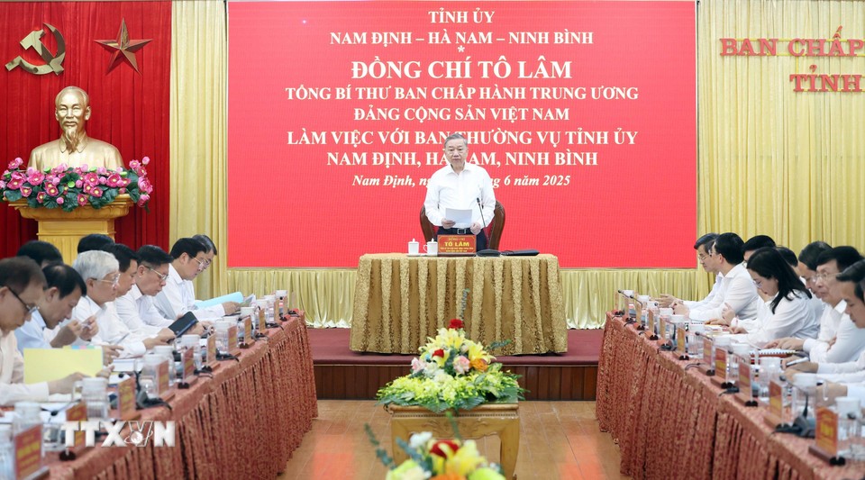 Tổng Bí thư Tô Lâm và Đoàn công tác Trung ương đã làm việc với Ban Thường vụ Tỉnh ủy các tỉnh Nam Định, Hà Nam, Ninh Bình. Ảnh: TTXVN.