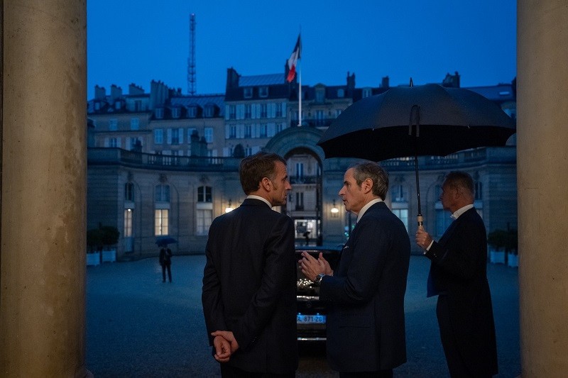 Tổng thống Pháp Macron và Tổng giám đốc IAEA Grossi tại Brussels ngày 26/6. Ảnh: X/@EmmanuelMacron