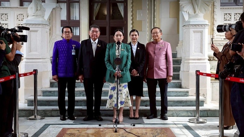 Bà Paetongtarn (giữa) trong buổi họp báo ngày 1/7. Ảnh: Nation Thailand