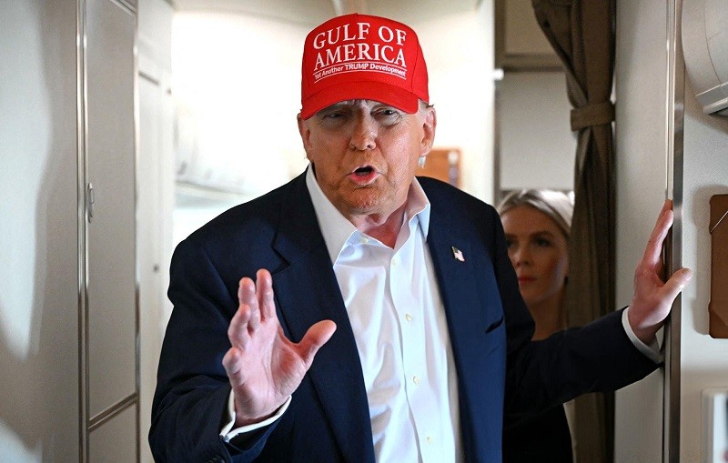Tổng thống Donald Trump trên chuyên cơ Không Lực Một ngày 1/7. Ảnh: AFP