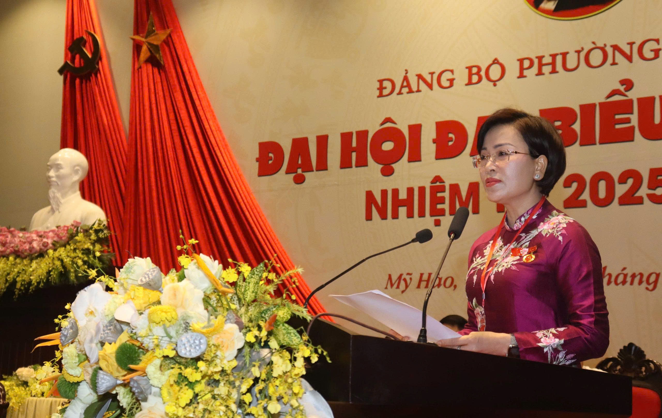 Bà Trần Thị Thanh Thủy, Bí thư Đảng ủy phường Mỹ Hào phát biểu tại đại hội.