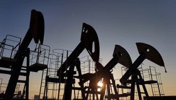 Giá dầu giảm mạnh khi OPEC+ tăng sản lượng vượt dự báo