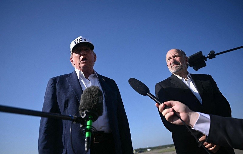 Tổng thống Donald Trump và Bộ trưởng Howard Lutnick tại bang New Jersey ngày 6/7. Ảnh: Getty