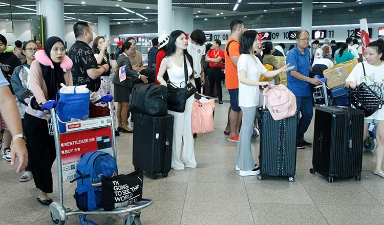 Lượt khách hàng không quốc tế đến Campuchia tăng 16% trong nửa đầu năm 2025