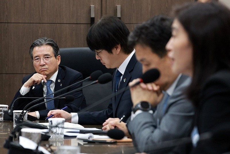 Chánh Văn phòng Chính sách Kim Yong-beom (trái) sẽ chủ trì cuộc họp khẩn sau khi ông Donald Trump công bố mức thuế đối ứng. Ảnh: Yonhap