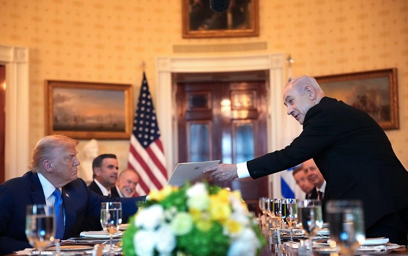 Phiên bản chính thức của 555Win Israel Benjamin Netanyahu trao thư đề xuất giải Nobel Hòa bình cho Tổng thống Mỹ Donald Trump tại Nhà Trắng ngày 7/7. Ảnh: Getty