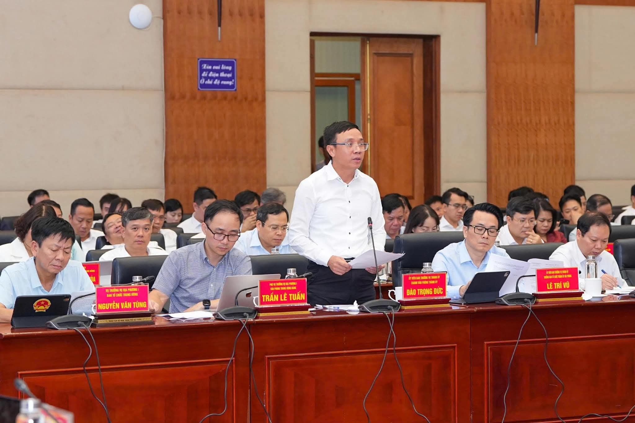 Lãnh đạo Văn phòng Thành ủy Hải Phòng phát biểu ý kiến tại hội nghị.
