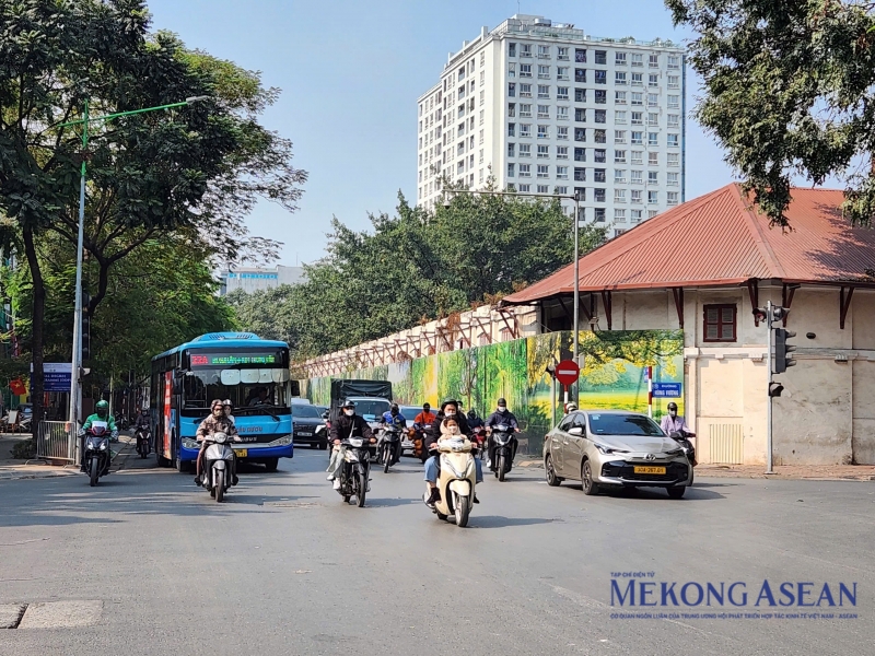 Từ ngày 1/1/2028, ngoài cấm mô tô, xe gắn máy chạy xăng dầu, ôtô cá nhân sử dụng nhiên liệu hóa thạch cũng bị hạn chế trong khu vực Vành đai 1 và Vành đai 2
