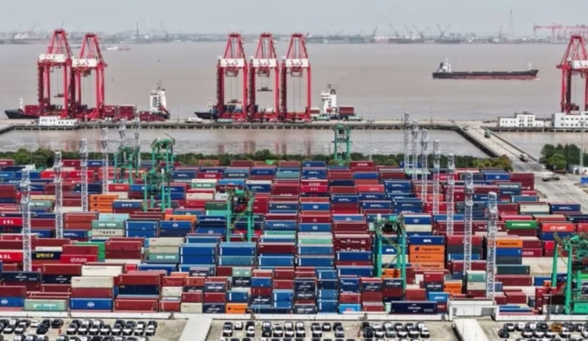 Xuất khẩu Trung Quốc vượt dự báo trong tháng 6/2025