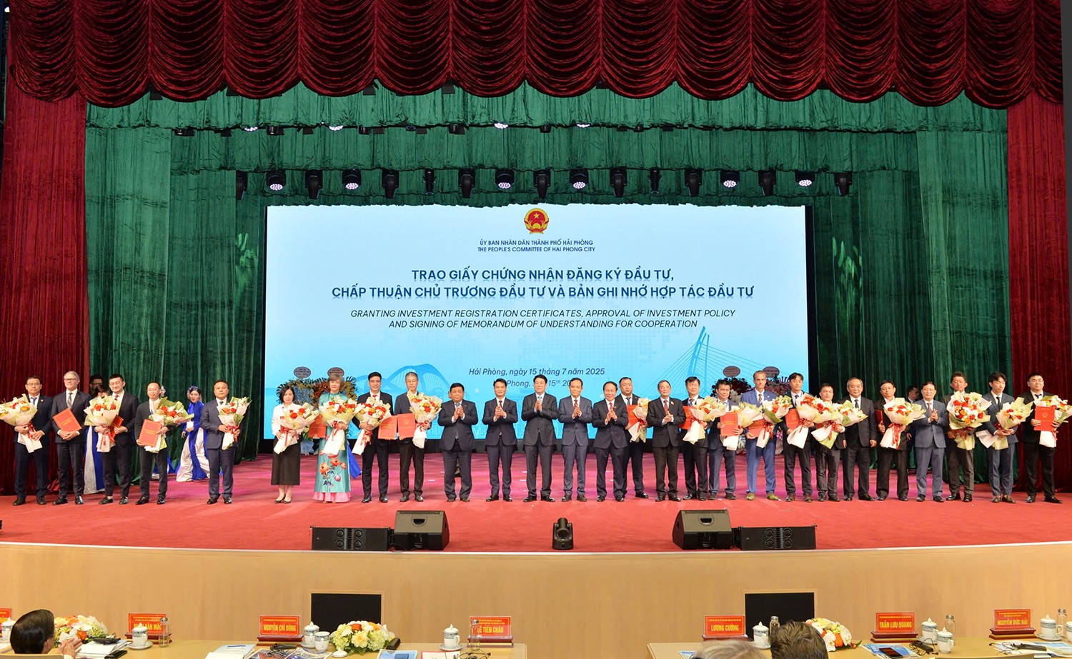Chủ tịch nước và các đại biểu, cùng các nhà đầu tư được trao giấy phép đầu tư vào thành phố Hải Phòng. 