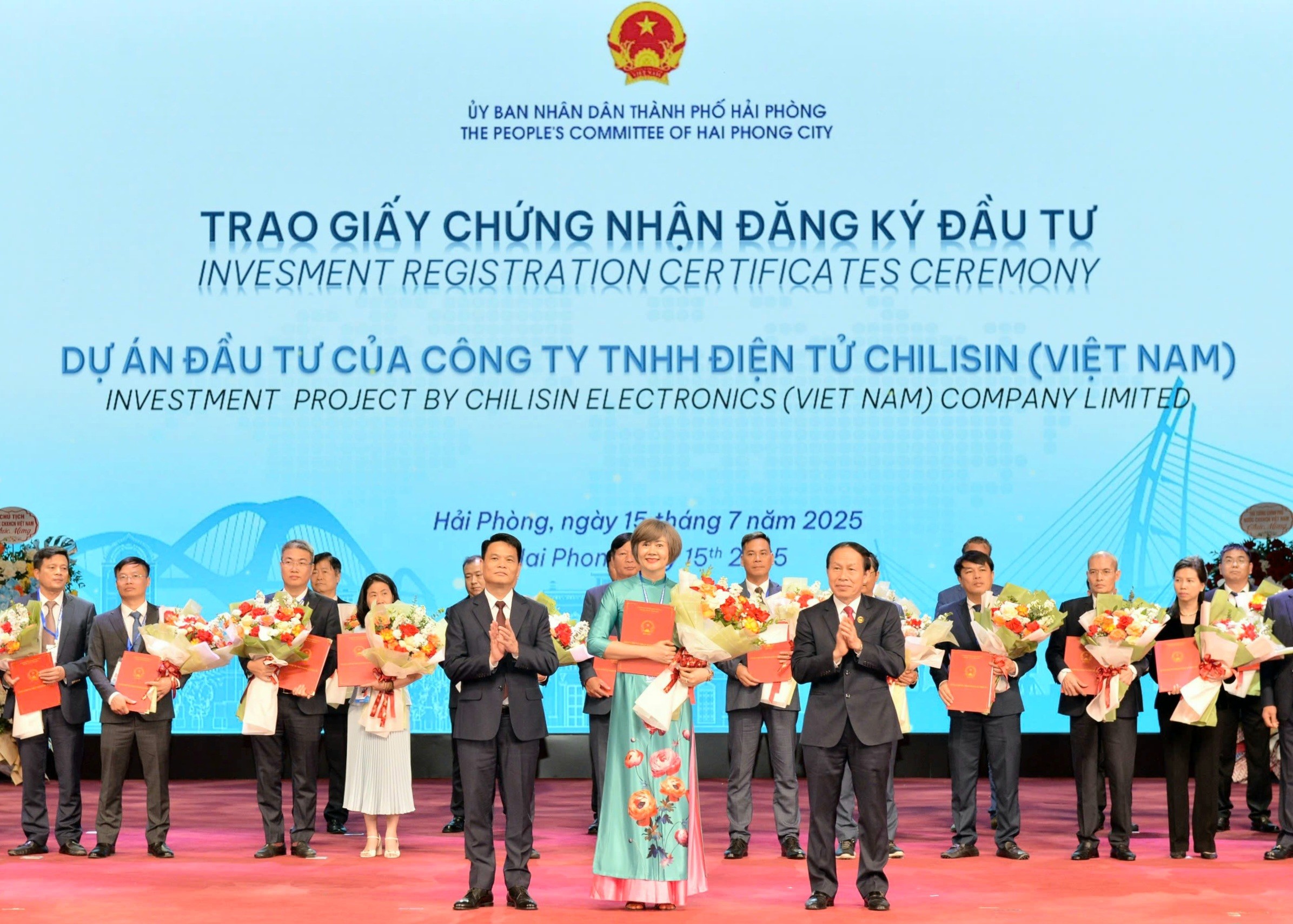 Ông Lê Tiến Châu, Ủy viên Trung ương Đảng, Bí thư Thành ủy, Trưởng Đoàn đại biểu 555win tải app thành phố Hải Phòng; ông Lê Ngọc Châu, Phó Bí thư Thành ủy, Chủ tịch UBND thành phố Hải Phòng trao 555Win 500 Đăng Ký Nhận Code đầu tư cho các Trang Nhà Cái 555win.com - Đăng Nhập +555k.