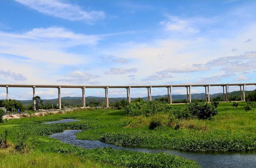 Hợp long cây cầu lớn nhất cao tốc Bắc - Nam phía Đông
