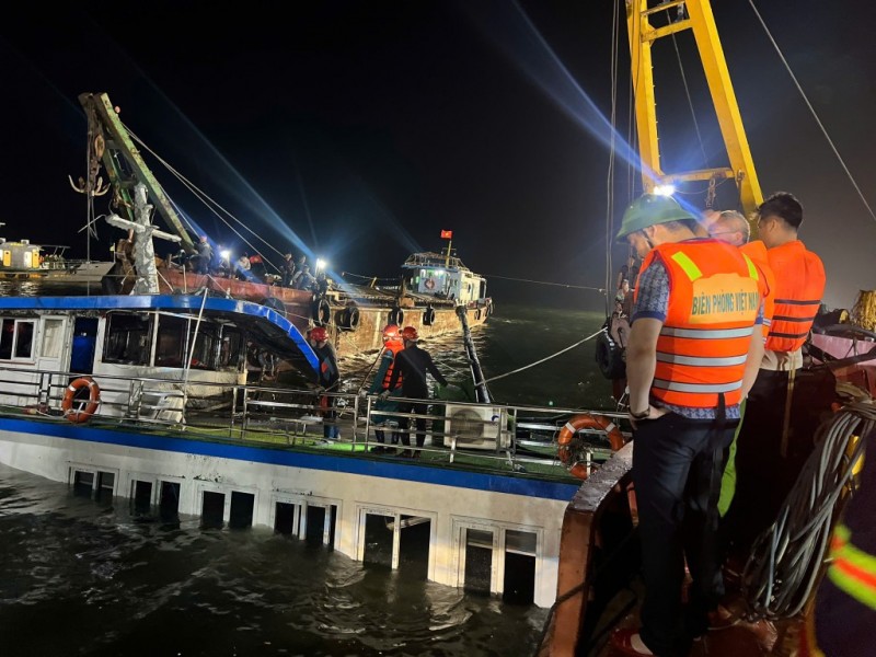 Tàu bị lật tại Quảng Ninh được lai dắt về bờ, tiếp tục tìm kiếm người mất tích