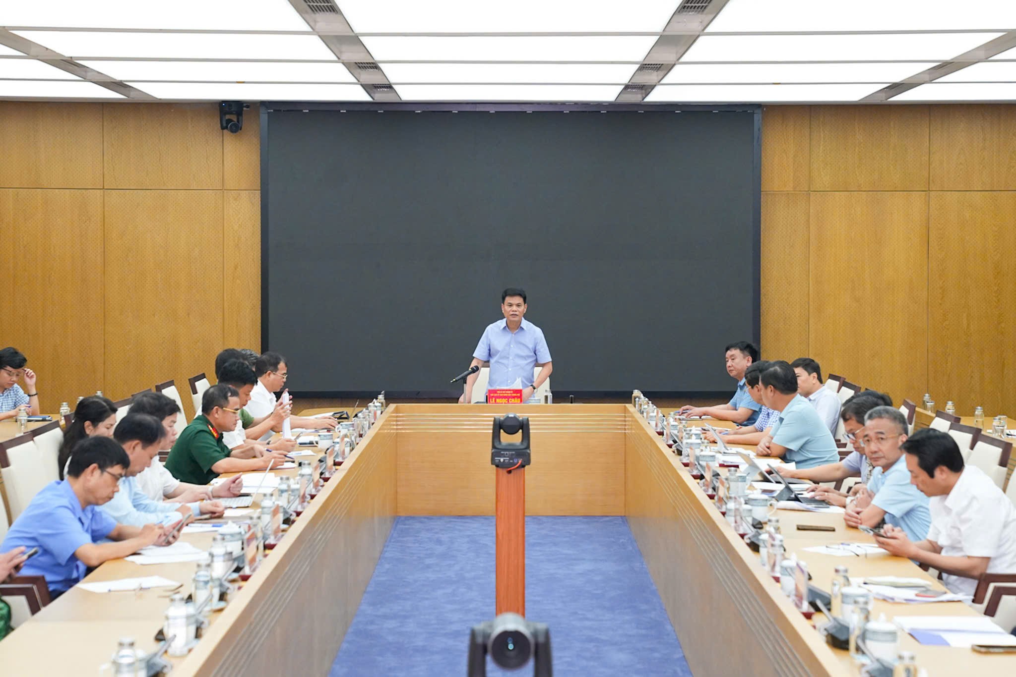 Chủ tịch UBND thành phố Hải Phòng Lê Ngọc Châu chủ trì cuộc họp trực tuyến với các sở, ban, ngành và 114 xã, phường, đặc khu trên địa bàn thành phố. Ảnh: Đàm Thanh. 