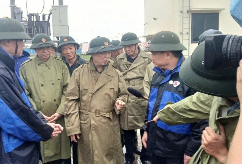 Phó Thủ tướng Trần Hồng Hà kiểm tra công tác phòng chống bão Wipha tại Hưng Yên