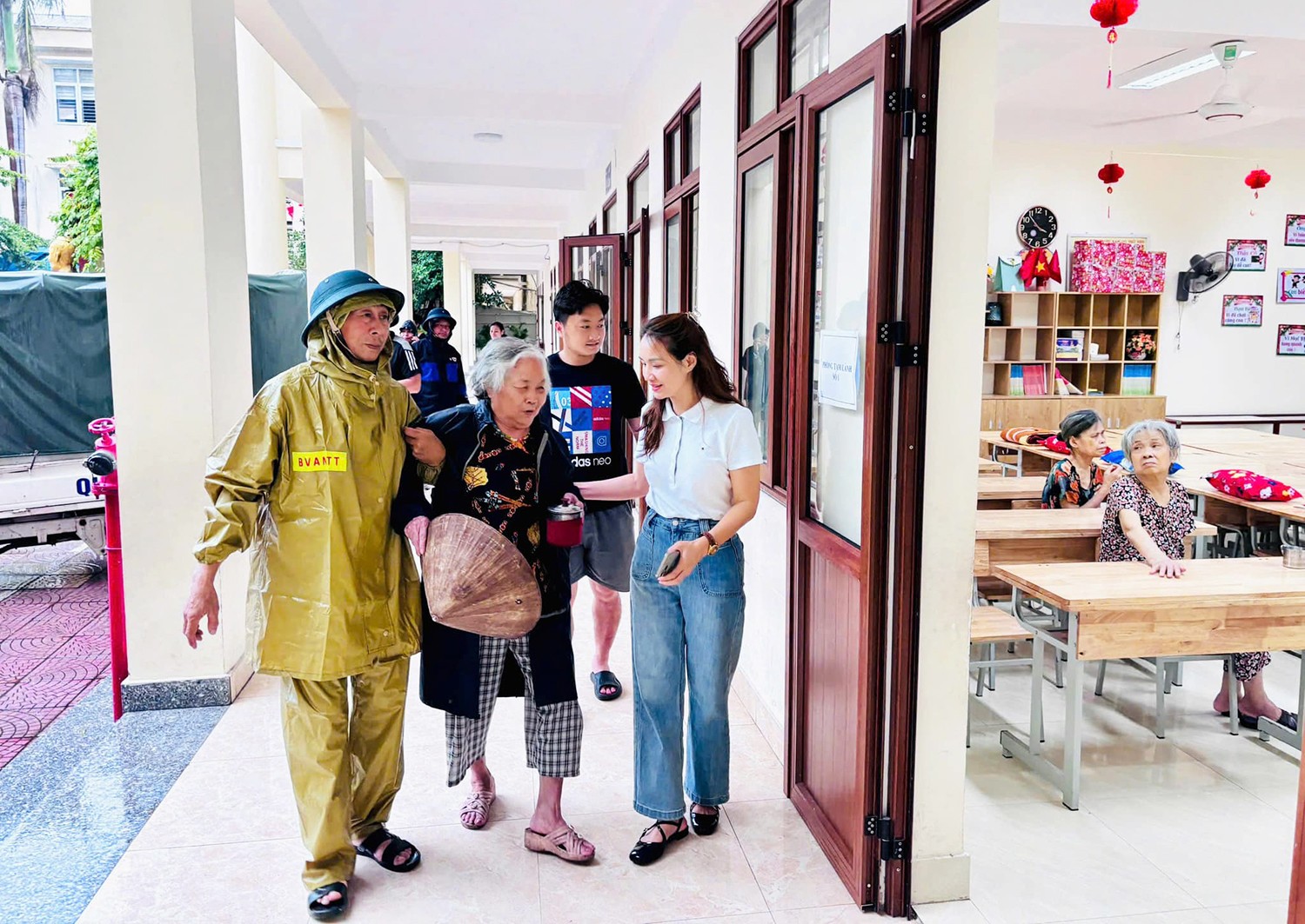 Phường Gia Viên vận động người dân di dời khỏi nơi ở không đảm bảo an toàn, hỗ trợ và bố trí nơi ở tránh bão tại Trường Tiểu học Lê Hồng Phong và Trường Mầm non Sao Sáng 2.